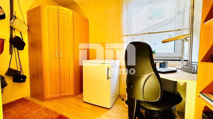 (R)eserviert!Teilsaniertes Traumhaus in begehrter Lage auf großem Grundstück mit Panoramablick - EG Gästezimmer / Büro